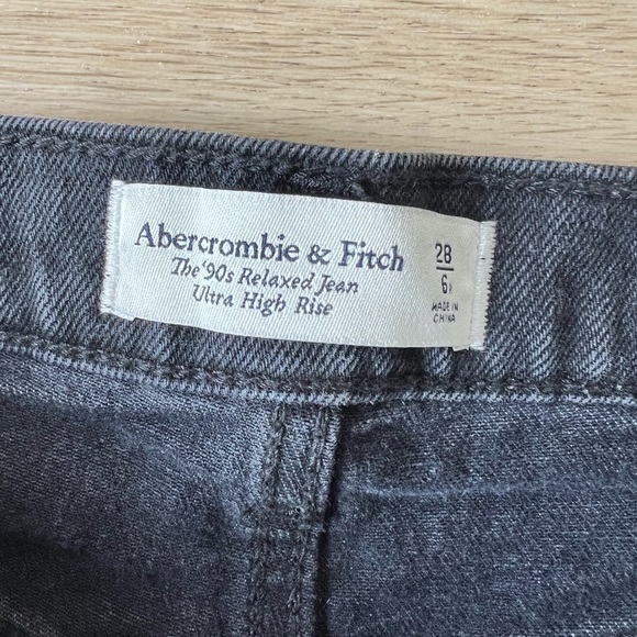 Abercrombie 90’s Relaxed Ultra High Rise Jeans - Picture 3 of 4